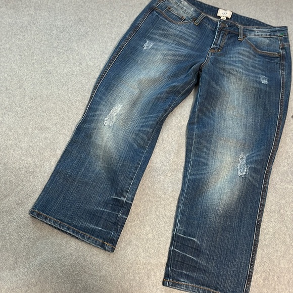 ECI New York Crop Jeans Womens Size 8 Distressed - Picture 9 of 10